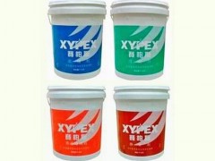  XYPEX（赛柏斯）产品是用加拿大XYPEX化学公司的专有技术生产的产品，它是有波特兰水泥、硅砂和多种特殊的活性化学物质组成的灰色粉末状无机材料。其工作原理是XYPEX特有的活性化学物质利用水泥混凝土本身固有的化学特性及多孔性，以水做载体，借助渗透作用，在混凝土微孔及毛细管中传输、充盈，催化混凝土内的微粒和未完全水化的成份再次发生水化作用，而形成不溶性的枝蔓状结晶并与混凝土结合成为整体，从而使任何方向来的水及其他液体被堵塞，达到永久性的防水、防潮和保护钢筋、增强混凝土结构强度的效果。