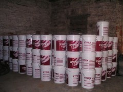  XYPEX（赛柏斯）产品是用加拿大XYPEX化学公司的专有技术生产的产品，它是有波特兰水泥、硅砂和多种特殊的活性化学物质组成的灰色粉末状无机材料。其工作原理是XYPEX特有的活性化学物质利用水泥混凝土本身固有的化学特性及多孔性，以水做载体，借助渗透作用，在混凝土微孔及毛细管中传输、充盈，催化混凝土内的微粒和未完全水化的成份再次发生水化作用，而形成不溶性的枝蔓状结晶并与混凝土结合成为整体，从而使任何方向来的水及其他液体被堵塞，达到永久性的防水、防潮和保护钢筋、增强混凝土结构强度的效果。