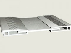  FHL型       带防滑的中心板自由移动实现伸缩变位。外观整洁、安装维修方便。较适用于会展中心等有大量人流的公共场所。