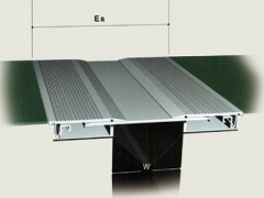 FL型 带防滑的中心板自由移动实现伸缩变位。外观整洁、安装维修方便。较适用于办公楼等场所。
