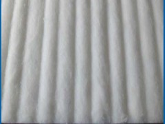 二、产品性能特点：
1、吸音效率高，聚脂纤维吸音棉是一种多孔材料，若提高密度和厚度，其性能的提升还有很大空间；
  2、隔音性能好，通常5cm厚的隔音棉就能满足普通场合的隔音要求； 
3、环保性能优良，是直接可以和人体皮肤接触；
4、结构紧密，形态稳定；单位重量轻，施工安全方便；
5、产品不含甲醛,对人体无害；
6、防水性能好，水浸后排水性强，吸音性能不下降，形态不变；
7、使用寿命长，不发霉，能抵御各种微生物、真菌、酸、盐和碳氢化合物的腐蚀；
8、安装方便：可用普通文具用刀划断，拐角处理容易； 
9、安装便利：任何人都可安装——喷上粘贴剂即可粘到墙壁上或天花板上。也可使用敲平头钉器；
10、经济：安装费用比其他同类产品低50％以上。

三、产品应用范围：
1、室内墙面及天花板的饰面、地面；
2、演播室、录音室、音响设备测试室； 
3、播音、音响设备的表面； 
4、影剧院、会议室、室内体育馆、音乐大厅健身房； 
5、隔音门、隔音墙等屏障式隔墙式夹层； 
6、图书馆、阅览室、展览馆、教室、幼儿园、钢琴室；
7、保温、隔热设施及产品表层；
8、歌舞厅、KTV包房、酒店、生产车间、办公室；
9、空轧机、柴油机等机器设备； 
10、汽车、船舶等交通工具的吸音隔音，其它需要隔音吸音的场所。
