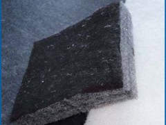 二、产品性能特点：
1、吸音效率高，聚脂纤维吸音棉是一种多孔材料，若提高密度和厚度，其性能的提升还有很大空间；
  2、隔音性能好，通常5cm厚的隔音棉就能满足普通场合的隔音要求； 
3、环保性能优良，是直接可以和人体皮肤接触；
4、结构紧密，形态稳定；单位重量轻，施工安全方便；
5、产品不含甲醛,对人体无害；
6、防水性能好，水浸后排水性强，吸音性能不下降，形态不变；
7、使用寿命长，不发霉，能抵御各种微生物、真菌、酸、盐和碳氢化合物的腐蚀；
8、安装方便：可用普通文具用刀划断，拐角处理容易； 
9、安装便利：任何人都可安装——喷上粘贴剂即可粘到墙壁上或天花板上。也可使用敲平头钉器；
10、经济：安装费用比其他同类产品低50％以上。

三、产品应用范围：
1、室内墙面及天花板的饰面、地面；
2、演播室、录音室、音响设备测试室； 
3、播音、音响设备的表面； 
4、影剧院、会议室、室内体育馆、音乐大厅健身房； 
5、隔音门、隔音墙等屏障式隔墙式夹层； 
6、图书馆、阅览室、展览馆、教室、幼儿园、钢琴室；
7、保温、隔热设施及产品表层；
8、歌舞厅、KTV包房、酒店、生产车间、办公室；
9、空轧机、柴油机等机器设备； 
10、汽车、船舶等交通工具的吸音隔音，其它需要隔音吸音的场所。
