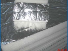 二、产品性能特点：
1、吸音效率高，聚脂纤维吸音棉是一种多孔材料，若提高密度和厚度，其性能的提升还有很大空间；
  2、隔音性能好，通常5cm厚的隔音棉就能满足普通场合的隔音要求； 
3、环保性能优良，是直接可以和人体皮肤接触；
4、结构紧密，形态稳定；单位重量轻，施工安全方便；
5、产品不含甲醛,对人体无害；
6、防水性能好，水浸后排水性强，吸音性能不下降，形态不变；
7、使用寿命长，不发霉，能抵御各种微生物、真菌、酸、盐和碳氢化合物的腐蚀；
8、安装方便：可用普通文具用刀划断，拐角处理容易； 
9、安装便利：任何人都可安装——喷上粘贴剂即可粘到墙壁上或天花板上。也可使用敲平头钉器；
10、经济：安装费用比其他同类产品低50％以上。

三、产品应用范围：
1、室内墙面及天花板的饰面、地面；
2、演播室、录音室、音响设备测试室； 
3、播音、音响设备的表面； 
4、影剧院、会议室、室内体育馆、音乐大厅健身房； 
5、隔音门、隔音墙等屏障式隔墙式夹层； 
6、图书馆、阅览室、展览馆、教室、幼儿园、钢琴室；
7、保温、隔热设施及产品表层；
8、歌舞厅、KTV包房、酒店、生产车间、办公室；
9、空轧机、柴油机等机器设备； 
10、汽车、船舶等交通工具的吸音隔音，其它需要隔音吸音的场所。
