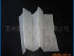 二、产品性能特点：
1、吸音效率高，聚脂纤维吸音棉是一种多孔材料，若提高密度和厚度，其性能的提升还有很大空间；
  2、隔音性能好，通常5cm厚的隔音棉就能满足普通场合的隔音要求； 
3、环保性能优良，是直接可以和人体皮肤接触；
4、结构紧密，形态稳定；单位重量轻，施工安全方便；
5、产品不含甲醛,对人体无害；
6、防水性能好，水浸后排水性强，吸音性能不下降，形态不变；
7、使用寿命长，不发霉，能抵御各种微生物、真菌、酸、盐和碳氢化合物的腐蚀；
8、安装方便：可用普通文具用刀划断，拐角处理容易； 
9、安装便利：任何人都可安装——喷上粘贴剂即可粘到墙壁上或天花板上。也可使用敲平头钉器；
10、经济：安装费用比其他同类产品低50％以上。

三、产品应用范围：
1、室内墙面及天花板的饰面、地面；
2、演播室、录音室、音响设备测试室； 
3、播音、音响设备的表面； 
4、影剧院、会议室、室内体育馆、音乐大厅健身房； 
5、隔音门、隔音墙等屏障式隔墙式夹层； 
6、图书馆、阅览室、展览馆、教室、幼儿园、钢琴室；
7、保温、隔热设施及产品表层；
8、歌舞厅、KTV包房、酒店、生产车间、办公室；
9、空轧机、柴油机等机器设备； 
10、汽车、船舶等交通工具的吸音隔音，其它需要隔音吸音的场所。
