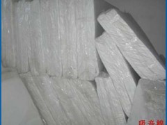 二、产品性能特点：
1、吸音效率高，聚脂纤维吸音棉是一种多孔材料，若提高密度和厚度，其性能的提升还有很大空间；
  2、隔音性能好，通常5cm厚的隔音棉就能满足普通场合的隔音要求； 
3、环保性能优良，是直接可以和人体皮肤接触；
4、结构紧密，形态稳定；单位重量轻，施工安全方便；
5、产品不含甲醛,对人体无害；
6、防水性能好，水浸后排水性强，吸音性能不下降，形态不变；
7、使用寿命长，不发霉，能抵御各种微生物、真菌、酸、盐和碳氢化合物的腐蚀；
8、安装方便：可用普通文具用刀划断，拐角处理容易； 
9、安装便利：任何人都可安装——喷上粘贴剂即可粘到墙壁上或天花板上。也可使用敲平头钉器；
10、经济：安装费用比其他同类产品低50％以上。

三、产品应用范围：
1、室内墙面及天花板的饰面、地面；
2、演播室、录音室、音响设备测试室； 
3、播音、音响设备的表面； 
4、影剧院、会议室、室内体育馆、音乐大厅健身房； 
5、隔音门、隔音墙等屏障式隔墙式夹层； 
6、图书馆、阅览室、展览馆、教室、幼儿园、钢琴室；
7、保温、隔热设施及产品表层；
8、歌舞厅、KTV包房、酒店、生产车间、办公室；
9、空轧机、柴油机等机器设备； 
10、汽车、船舶等交通工具的吸音隔音，其它需要隔音吸音的场所。
