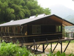  中升达（致诚的分公司）产品广泛用于建筑、铁路、公路、工程项目、市政工程、水利、石油、商业、旅游和军事领域等各种临时用房和商业用房，也可作为固定建筑使用。如企事业单位办公楼、学校教室、学生公寓、临建宿舍、食堂、医院、酒吧、快餐厅、商店、保安停、临时停车场、临时展览管、仓库、冷库、屋顶加层、净化车间、无菌试验室、杂物房、活动围墙、野外勘探施工用房；旅游点休闲别墅、宾馆；特殊用房如军事后勤及抢险、救灾用房等等。