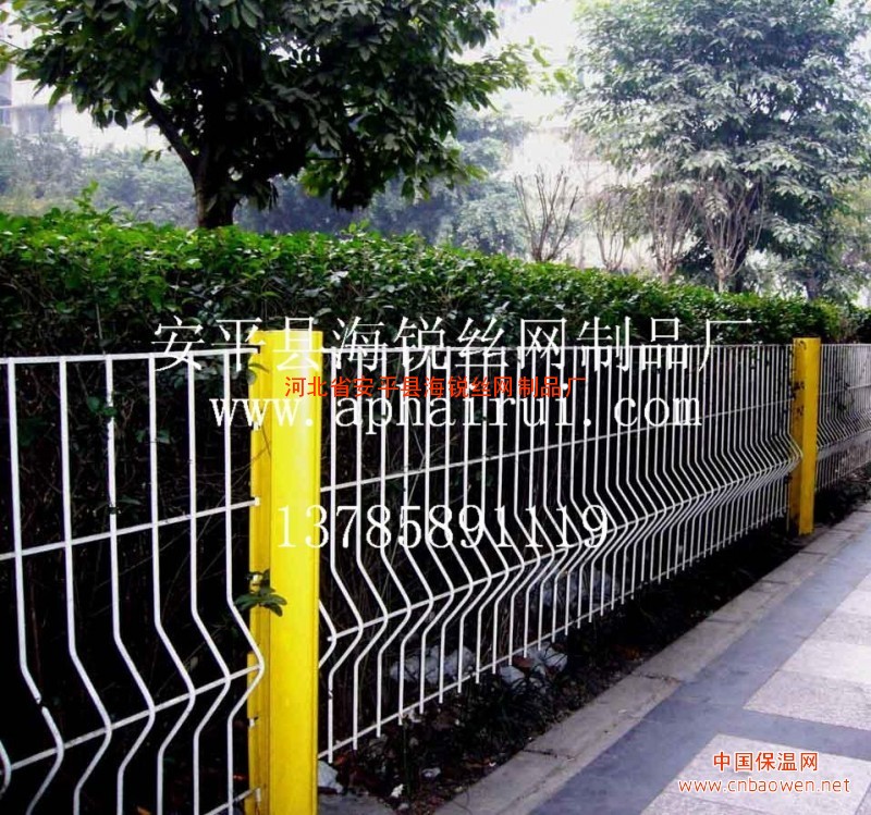 供应三角折弯护栏网、桃型柱护栏网