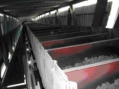 链斗输送机
一、适用范圈
    SDBF型连续链斗愉送机可水平布置或倾斜布置(<60”)，系采用国际标准IS02140一1975设计的
该机的优点适宜于输送高温物料(物料温度<600℃)，可长距离愉送容重≤2七/M3、具有锋利梭角和对输送机有强烈磨琢性的块状或粒状物料。在水泥行业广泛用于输送熟料。在化工、铝镁、冶金、电力等行业，也广泛用来输送高温和磨琢性物料。
二、技术特点
1.规格齐全，输送盘大，采用大容益的料斗和较小的斗距驱动功率底，高效节能
2.采用小节距板链作为牵引件，链条为优质中碳钢和低台金钢制成，耐磨性能好
3.噪音低，运行平稳，速度低，符合环保要求
4.使用寿命长，可靠性好，安装维修方便
5.该产品可根据密封要求，装料和卸料部分均可设密封装置和除尘口。
电话：13962789726
