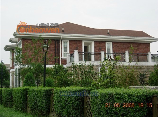 采用优质的玻璃纤维毡为胎基和优质石油沥青和优质的彩砂所制造的