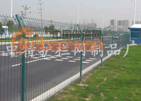 供应铁路护栏网标准，山东铁路防护网报价，铁路护栏网用途