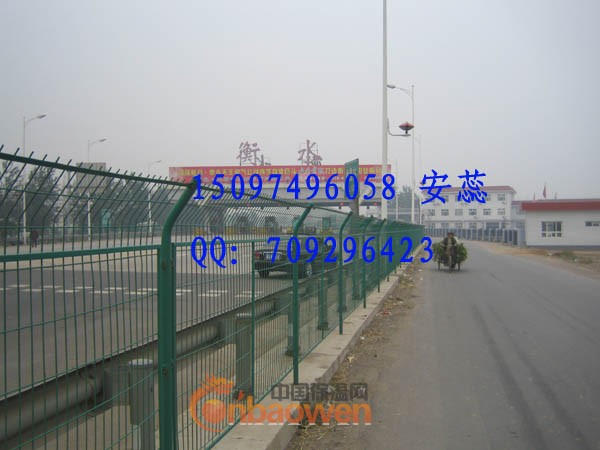 体育场勾花围栏网 球场防护网 高速公路护栏网专家 价格便宜