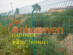 耐晒厂区围栏网 美观小区园林护栏网 三角折弯围栏网图2