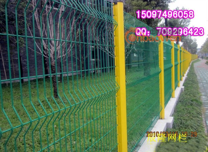 哪家护栏网更专业　请到全喜护栏网批发厂安蕊高速公路护栏网报价