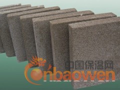 HY泡沫混凝土保温板产品使用说明 
     一、产品说明：
    HY泡沫混凝土保温板（又称HY防火隔音泡沫保温板、硅酸盐泡沫保温板或水泥发泡保温板等）由普通硅酸盐水泥、粉煤灰等无机材料复合而成。为不燃A1级防火材料。该产品具有导热系数低，强度高，容重低，吸水率低，不燃，无毒，节能，环保等诸多优点，是国家大力推广的新型防火节能保温材料。 
                HY泡沫混凝土保温板主要物理指标如下：
燃烧等级
  导热系数W/(m.k)
 干密度(kg/m3)
  抗压强度(Mp)
 
A1
 0.040-0.055 
 160-200
 0.3-0.6
 

HY泡沫混凝土保温板规格：300×450×厚度mm(或按需求)
二、适用范围：
适用于外墙外保温、外墙内保温、内墙保温、防火隔离带等；饰面层可设计为涂料饰面、面砖饰面、真石漆饰面、挂贴瓷板饰面、干挂石材饰面、幕墙饰面。
三、施工方法：
    1、施工准备：HY泡沫混凝土保温板铺贴前应清理表面浮灰。
    2、系统粘结层：采用满贴法将HY泡沫混凝土保温板专用粘贴砂浆均匀涂抹在HY泡沫混凝土保温板上，用手将板材与基面压实，HY泡沫混凝土保温板贴面平整、牢固、无空鼓，粘结层厚度不应小于3mm。由下而上，以第一行为基准行，往上铺砌，自然拼接且错缝排列。
 3、系统保温层：采用HY泡沫混凝土保温板。HY泡沫混凝土保温板可切割、打孔，HY泡沫混凝土保温板应错缝粘结，错缝应大于100mm。粘接后要等待12小时后再进行保护层施工。
     4、系统保护层：采用HY泡沫混凝土保温板专用防水抗裂抹面砂浆抹灰，厚度为4~6mm，抹灰分为底层和面层两次，抹底层抹面胶浆，同时将网格布压入抹面胶浆中。再隔24小时以上即可进行外饰面的施工。
四、施工要点：
1、保温施工基面应达到设计要求的水平、垂直度。基底要求牢固、干燥、清洁、平整，表面不应有污迹、灰尘、油污、挂浆等疏松物。
2、基层应坚实平整，表面平整不大于4mm。凸起、空鼓和疏松部位应剔除，用3：1水泥砂浆找平；平整度应在±4mm。对于表面过干或吸水性过高的基层，应先做好粘贴试验。
3、基层表面应无油污、脱模剂、风化物、污垢、霜、泥土等其他妨碍粘结的附着物；必要时用高压水冲洗，化学清洗、打磨、喷砂等方法清除污物。凸起、空鼓和疏松部位应剔除并找平。
4、施工温度冬季不应低于5℃，夏季不应高于35℃；严禁在大风天（五级以上）施工；雨天禁止施工（HY防火泡沫混凝土保温板较轻，并具有较大浮力；胶粘初凝时间不到时易漂浮脱落）。
五、注意事项：
 HY泡沫混凝土保温板可用于涂料饰面、面砖饰面、吊挂瓷板和干挂石材饰面保温系统。当建筑高度小于24m时涂料饰面和干挂石材饰面可以不用锚栓固定；面砖饰面和吊挂瓷板宜做锚栓固定，当建筑高度大于24m是涂料饰面和干挂石材饰面须做锚栓固定；外墙保温系统涂料饰面适用高度不应大于60m，建筑高度超过60m应专项设计、论证。
六、运输及储存：
1、HY泡沫混凝土保温板预制成型后，应养护28天后方可出厂。
2、HY泡沫混凝土保温板产品在运输储存过程中应防潮、防雨雪，包装袋不得破损，应放在干燥通风处，堆放高度不超过2.5m。
3、HY泡沫混凝土保温板专用粘贴砂浆、HY泡沫混凝土保温板专用防水抗裂抹面砂浆的保质期为6个月。
