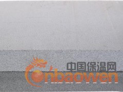 HY泡沫混凝土保温板产品使用说明 
     一、产品说明：
    HY泡沫混凝土保温板（又称HY防火隔音泡沫保温板、硅酸盐泡沫保温板或水泥发泡保温板等）由普通硅酸盐水泥、粉煤灰等无机材料复合而成。为不燃A1级防火材料。该产品具有导热系数低，强度高，容重低，吸水率低，不燃，无毒，节能，环保等诸多优点，是国家大力推广的新型防火节能保温材料。 
                HY泡沫混凝土保温板主要物理指标如下：
燃烧等级
  导热系数W/(m.k)
 干密度(kg/m3)
  抗压强度(Mp)
 
A1
 0.040-0.055 
 160-200
 0.3-0.6
 

HY泡沫混凝土保温板规格：300×450×厚度mm(或按需求)
二、适用范围：
适用于外墙外保温、外墙内保温、内墙保温、防火隔离带等；饰面层可设计为涂料饰面、面砖饰面、真石漆饰面、挂贴瓷板饰面、干挂石材饰面、幕墙饰面。
三、施工方法：
    1、施工准备：HY泡沫混凝土保温板铺贴前应清理表面浮灰。
    2、系统粘结层：采用满贴法将HY泡沫混凝土保温板专用粘贴砂浆均匀涂抹在HY泡沫混凝土保温板上，用手将板材与基面压实，HY泡沫混凝土保温板贴面平整、牢固、无空鼓，粘结层厚度不应小于3mm。由下而上，以第一行为基准行，往上铺砌，自然拼接且错缝排列。
 3、系统保温层：采用HY泡沫混凝土保温板。HY泡沫混凝土保温板可切割、打孔，HY泡沫混凝土保温板应错缝粘结，错缝应大于100mm。粘接后要等待12小时后再进行保护层施工。
     4、系统保护层：采用HY泡沫混凝土保温板专用防水抗裂抹面砂浆抹灰，厚度为4~6mm，抹灰分为底层和面层两次，抹底层抹面胶浆，同时将网格布压入抹面胶浆中。再隔24小时以上即可进行外饰面的施工。
四、施工要点：
1、保温施工基面应达到设计要求的水平、垂直度。基底要求牢固、干燥、清洁、平整，表面不应有污迹、灰尘、油污、挂浆等疏松物。
2、基层应坚实平整，表面平整不大于4mm。凸起、空鼓和疏松部位应剔除，用3：1水泥砂浆找平；平整度应在±4mm。对于表面过干或吸水性过高的基层，应先做好粘贴试验。
3、基层表面应无油污、脱模剂、风化物、污垢、霜、泥土等其他妨碍粘结的附着物；必要时用高压水冲洗，化学清洗、打磨、喷砂等方法清除污物。凸起、空鼓和疏松部位应剔除并找平。
4、施工温度冬季不应低于5℃，夏季不应高于35℃；严禁在大风天（五级以上）施工；雨天禁止施工（HY防火泡沫混凝土保温板较轻，并具有较大浮力；胶粘初凝时间不到时易漂浮脱落）。
五、注意事项：
 HY泡沫混凝土保温板可用于涂料饰面、面砖饰面、吊挂瓷板和干挂石材饰面保温系统。当建筑高度小于24m时涂料饰面和干挂石材饰面可以不用锚栓固定；面砖饰面和吊挂瓷板宜做锚栓固定，当建筑高度大于24m是涂料饰面和干挂石材饰面须做锚栓固定；外墙保温系统涂料饰面适用高度不应大于60m，建筑高度超过60m应专项设计、论证。
六、运输及储存：
1、HY泡沫混凝土保温板预制成型后，应养护28天后方可出厂。
2、HY泡沫混凝土保温板产品在运输储存过程中应防潮、防雨雪，包装袋不得破损，应放在干燥通风处，堆放高度不超过2.5m。
3、HY泡沫混凝土保温板专用粘贴砂浆、HY泡沫混凝土保温板专用防水抗裂抹面砂浆的保质期为6个月。

