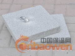 HY泡沫混凝土保温板产品使用说明 
     一、产品说明：
    HY泡沫混凝土保温板（又称HY防火隔音泡沫保温板、硅酸盐泡沫保温板或水泥发泡保温板等）由普通硅酸盐水泥、粉煤灰等无机材料复合而成。为不燃A1级防火材料。该产品具有导热系数低，强度高，容重低，吸水率低，不燃，无毒，节能，环保等诸多优点，是国家大力推广的新型防火节能保温材料。 
                HY泡沫混凝土保温板主要物理指标如下：
燃烧等级
  导热系数W/(m.k)
 干密度(kg/m3)
  抗压强度(Mp)
 
A1
 0.040-0.055 
 160-200
 0.3-0.6
 

HY泡沫混凝土保温板规格：300×450×厚度mm(或按需求)
二、适用范围：
适用于外墙外保温、外墙内保温、内墙保温、防火隔离带等；饰面层可设计为涂料饰面、面砖饰面、真石漆饰面、挂贴瓷板饰面、干挂石材饰面、幕墙饰面。
三、施工方法：
    1、施工准备：HY泡沫混凝土保温板铺贴前应清理表面浮灰。
    2、系统粘结层：采用满贴法将HY泡沫混凝土保温板专用粘贴砂浆均匀涂抹在HY泡沫混凝土保温板上，用手将板材与基面压实，HY泡沫混凝土保温板贴面平整、牢固、无空鼓，粘结层厚度不应小于3mm。由下而上，以第一行为基准行，往上铺砌，自然拼接且错缝排列。
 3、系统保温层：采用HY泡沫混凝土保温板。HY泡沫混凝土保温板可切割、打孔，HY泡沫混凝土保温板应错缝粘结，错缝应大于100mm。粘接后要等待12小时后再进行保护层施工。
     4、系统保护层：采用HY泡沫混凝土保温板专用防水抗裂抹面砂浆抹灰，厚度为4~6mm，抹灰分为底层和面层两次，抹底层抹面胶浆，同时将网格布压入抹面胶浆中。再隔24小时以上即可进行外饰面的施工。
四、施工要点：
1、保温施工基面应达到设计要求的水平、垂直度。基底要求牢固、干燥、清洁、平整，表面不应有污迹、灰尘、油污、挂浆等疏松物。
2、基层应坚实平整，表面平整不大于4mm。凸起、空鼓和疏松部位应剔除，用3：1水泥砂浆找平；平整度应在±4mm。对于表面过干或吸水性过高的基层，应先做好粘贴试验。
3、基层表面应无油污、脱模剂、风化物、污垢、霜、泥土等其他妨碍粘结的附着物；必要时用高压水冲洗，化学清洗、打磨、喷砂等方法清除污物。凸起、空鼓和疏松部位应剔除并找平。
4、施工温度冬季不应低于5℃，夏季不应高于35℃；严禁在大风天（五级以上）施工；雨天禁止施工（HY防火泡沫混凝土保温板较轻，并具有较大浮力；胶粘初凝时间不到时易漂浮脱落）。
五、注意事项：
 HY泡沫混凝土保温板可用于涂料饰面、面砖饰面、吊挂瓷板和干挂石材饰面保温系统。当建筑高度小于24m时涂料饰面和干挂石材饰面可以不用锚栓固定；面砖饰面和吊挂瓷板宜做锚栓固定，当建筑高度大于24m是涂料饰面和干挂石材饰面须做锚栓固定；外墙保温系统涂料饰面适用高度不应大于60m，建筑高度超过60m应专项设计、论证。
六、运输及储存：
1、HY泡沫混凝土保温板预制成型后，应养护28天后方可出厂。
2、HY泡沫混凝土保温板产品在运输储存过程中应防潮、防雨雪，包装袋不得破损，应放在干燥通风处，堆放高度不超过2.5m。
3、HY泡沫混凝土保温板专用粘贴砂浆、HY泡沫混凝土保温板专用防水抗裂抹面砂浆的保质期为6个月。
