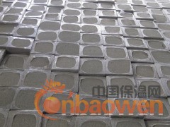 HY泡沫混凝土保温板产品使用说明 
     一、产品说明：
    HY泡沫混凝土保温板（又称HY防火隔音泡沫保温板、硅酸盐泡沫保温板或水泥发泡保温板等）由普通硅酸盐水泥、粉煤灰等无机材料复合而成。为不燃A1级防火材料。该产品具有导热系数低，强度高，容重低，吸水率低，不燃，无毒，节能，环保等诸多优点，是国家大力推广的新型防火节能保温材料。 
                HY泡沫混凝土保温板主要物理指标如下：
燃烧等级
  导热系数W/(m.k)
 干密度(kg/m3)
  抗压强度(Mp)
 
A1
 0.040-0.055 
 160-200
 0.3-0.6
 

HY泡沫混凝土保温板规格：300×450×厚度mm(或按需求)
二、适用范围：
适用于外墙外保温、外墙内保温、内墙保温、防火隔离带等；饰面层可设计为涂料饰面、面砖饰面、真石漆饰面、挂贴瓷板饰面、干挂石材饰面、幕墙饰面。
三、施工方法：
    1、施工准备：HY泡沫混凝土保温板铺贴前应清理表面浮灰。
    2、系统粘结层：采用满贴法将HY泡沫混凝土保温板专用粘贴砂浆均匀涂抹在HY泡沫混凝土保温板上，用手将板材与基面压实，HY泡沫混凝土保温板贴面平整、牢固、无空鼓，粘结层厚度不应小于3mm。由下而上，以第一行为基准行，往上铺砌，自然拼接且错缝排列。
 3、系统保温层：采用HY泡沫混凝土保温板。HY泡沫混凝土保温板可切割、打孔，HY泡沫混凝土保温板应错缝粘结，错缝应大于100mm。粘接后要等待12小时后再进行保护层施工。
     4、系统保护层：采用HY泡沫混凝土保温板专用防水抗裂抹面砂浆抹灰，厚度为4~6mm，抹灰分为底层和面层两次，抹底层抹面胶浆，同时将网格布压入抹面胶浆中。再隔24小时以上即可进行外饰面的施工。
四、施工要点：
1、保温施工基面应达到设计要求的水平、垂直度。基底要求牢固、干燥、清洁、平整，表面不应有污迹、灰尘、油污、挂浆等疏松物。
2、基层应坚实平整，表面平整不大于4mm。凸起、空鼓和疏松部位应剔除，用3：1水泥砂浆找平；平整度应在±4mm。对于表面过干或吸水性过高的基层，应先做好粘贴试验。
3、基层表面应无油污、脱模剂、风化物、污垢、霜、泥土等其他妨碍粘结的附着物；必要时用高压水冲洗，化学清洗、打磨、喷砂等方法清除污物。凸起、空鼓和疏松部位应剔除并找平。
4、施工温度冬季不应低于5℃，夏季不应高于35℃；严禁在大风天（五级以上）施工；雨天禁止施工（HY防火泡沫混凝土保温板较轻，并具有较大浮力；胶粘初凝时间不到时易漂浮脱落）。
五、注意事项：
 HY泡沫混凝土保温板可用于涂料饰面、面砖饰面、吊挂瓷板和干挂石材饰面保温系统。当建筑高度小于24m时涂料饰面和干挂石材饰面可以不用锚栓固定；面砖饰面和吊挂瓷板宜做锚栓固定，当建筑高度大于24m是涂料饰面和干挂石材饰面须做锚栓固定；外墙保温系统涂料饰面适用高度不应大于60m，建筑高度超过60m应专项设计、论证。
六、运输及储存：
1、HY泡沫混凝土保温板预制成型后，应养护28天后方可出厂。
2、HY泡沫混凝土保温板产品在运输储存过程中应防潮、防雨雪，包装袋不得破损，应放在干燥通风处，堆放高度不超过2.5m。
3、HY泡沫混凝土保温板专用粘贴砂浆、HY泡沫混凝土保温板专用防水抗裂抹面砂浆的保质期为6个月。
