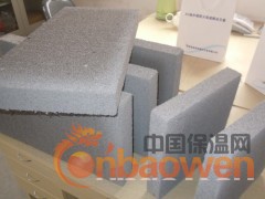 HY泡沫混凝土保温板产品使用说明 
     一、产品说明：
    HY泡沫混凝土保温板（又称HY防火隔音泡沫保温板、硅酸盐泡沫保温板或水泥发泡保温板等）由普通硅酸盐水泥、粉煤灰等无机材料复合而成。为不燃A1级防火材料。该产品具有导热系数低，强度高，容重低，吸水率低，不燃，无毒，节能，环保等诸多优点，是国家大力推广的新型防火节能保温材料。 
                HY泡沫混凝土保温板主要物理指标如下：
燃烧等级
  导热系数W/(m.k)
 干密度(kg/m3)
  抗压强度(Mp)
 
A1
 0.040-0.055 
 160-200
 0.3-0.6
 

HY泡沫混凝土保温板规格：300×450×厚度mm(或按需求)
二、适用范围：
适用于外墙外保温、外墙内保温、内墙保温、防火隔离带等；饰面层可设计为涂料饰面、面砖饰面、真石漆饰面、挂贴瓷板饰面、干挂石材饰面、幕墙饰面。
三、施工方法：
    1、施工准备：HY泡沫混凝土保温板铺贴前应清理表面浮灰。
    2、系统粘结层：采用满贴法将HY泡沫混凝土保温板专用粘贴砂浆均匀涂抹在HY泡沫混凝土保温板上，用手将板材与基面压实，HY泡沫混凝土保温板贴面平整、牢固、无空鼓，粘结层厚度不应小于3mm。由下而上，以第一行为基准行，往上铺砌，自然拼接且错缝排列。
 3、系统保温层：采用HY泡沫混凝土保温板。HY泡沫混凝土保温板可切割、打孔，HY泡沫混凝土保温板应错缝粘结，错缝应大于100mm。粘接后要等待12小时后再进行保护层施工。
     4、系统保护层：采用HY泡沫混凝土保温板专用防水抗裂抹面砂浆抹灰，厚度为4~6mm，抹灰分为底层和面层两次，抹底层抹面胶浆，同时将网格布压入抹面胶浆中。再隔24小时以上即可进行外饰面的施工。
四、施工要点：
1、保温施工基面应达到设计要求的水平、垂直度。基底要求牢固、干燥、清洁、平整，表面不应有污迹、灰尘、油污、挂浆等疏松物。
2、基层应坚实平整，表面平整不大于4mm。凸起、空鼓和疏松部位应剔除，用3：1水泥砂浆找平；平整度应在±4mm。对于表面过干或吸水性过高的基层，应先做好粘贴试验。
3、基层表面应无油污、脱模剂、风化物、污垢、霜、泥土等其他妨碍粘结的附着物；必要时用高压水冲洗，化学清洗、打磨、喷砂等方法清除污物。凸起、空鼓和疏松部位应剔除并找平。
4、施工温度冬季不应低于5℃，夏季不应高于35℃；严禁在大风天（五级以上）施工；雨天禁止施工（HY防火泡沫混凝土保温板较轻，并具有较大浮力；胶粘初凝时间不到时易漂浮脱落）。
五、注意事项：
 HY泡沫混凝土保温板可用于涂料饰面、面砖饰面、吊挂瓷板和干挂石材饰面保温系统。当建筑高度小于24m时涂料饰面和干挂石材饰面可以不用锚栓固定；面砖饰面和吊挂瓷板宜做锚栓固定，当建筑高度大于24m是涂料饰面和干挂石材饰面须做锚栓固定；外墙保温系统涂料饰面适用高度不应大于60m，建筑高度超过60m应专项设计、论证。
六、运输及储存：
1、HY泡沫混凝土保温板预制成型后，应养护28天后方可出厂。
2、HY泡沫混凝土保温板产品在运输储存过程中应防潮、防雨雪，包装袋不得破损，应放在干燥通风处，堆放高度不超过2.5m。
3、HY泡沫混凝土保温板专用粘贴砂浆、HY泡沫混凝土保温板专用防水抗裂抹面砂浆的保质期为6个月。
