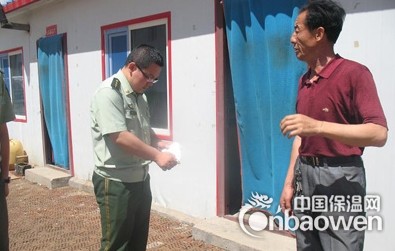 消防人员检验外保温材料