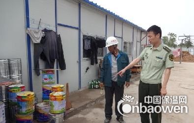 对违章搭建的彩钢板房实施临时查封