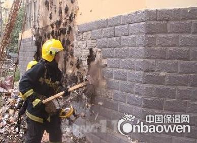 消防官兵将保温层拆开灭火