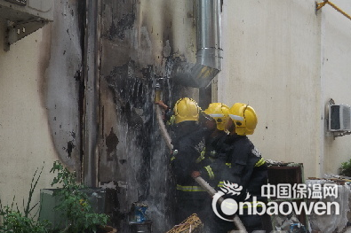 昌吉市水木融城小区内一餐馆后堂外保温墙发生火灾