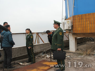 云南泸西消防联合多部门整治违章彩钢板临时建筑