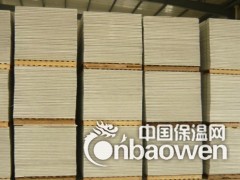 供应A级防火-玻镁防火板、玻镁装饰板、玻镁隔墙板、玻镁吊顶板，该产品已菱镁胶凝材料为粘结剂，以滑石粉、珍珠岩粉、耐火玻纤布等耐火无机材料为填充料，利用专利设备（专利号ZL2007 2 0030491.X）制成，产品具有防火、防水、耐油污、耐酸碱、绿色环保等特点，根据客户的要求，可生产3、4、5、6层布的高强度玻镁防火板产品，产品外形尺寸：1220×2440mm，厚度2-30mm，特殊规格的产品可以定做，目前提供的产品主要色泽：白色、黑灰色，如需彩色产品，只要提供色泽样品，可以定做。产品主要技术指标：1、表观密度1.18，吸水率22.4，抗折22.0，抗拉强度6.4，抗冲击强度10.1.，产品表面光滑平整，可钉、锯、刨、粘等木质板的加工特性，是刨花板、密度板、三、五合板等木质板材的理想替代装饰装修材料，该类高强度产品，也可代替竹胶板、多层夹板做建筑模板使用。