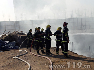 內(nèi)蒙古烏蘭察布一建筑工地內(nèi)保溫板起火