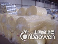 玻璃棉卷毡[1]是为适应大面积敷设需要而制成的卷材，除保持了保温隔热的特点外，还具有十分优异的减震、吸声特性，尤其对中低频和各种震动噪声均有良好的吸收效果，有利于减少噪声污染，改善工作环境。
这种材料在施工中还可根据需要任意剪裁，主要用于建筑室内，消声系统，交通工具，制冷设备，家用电器的减震、吸声、降噪处理，效果十分理想。
有铝箔贴面的玻璃棉毡，还具有较强的抗热辐射能力，是高温车间、控制室、机房内壁、隔间及平顶极好的内衬材料。
2主要规格编辑容重: 10-120kg/m3
厚度: 25-100mm
长度: 3m-20m
宽度: 1200mm
3技术指标编辑体积密度：24-74kg/m3 纤维直径：<8μm导热系数：≤0.0.042w/m.h.℃
厚度相关规格：1200×1200×20-80mm可协商1200×600×20-80mm可协商
安全使用温度：-120℃-400℃
