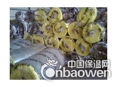 玻璃棉卷毡[1]是为适应大面积敷设需要而制成的卷材，除保持了保温隔热的特点外，还具有十分优异的减震、吸声特性，尤其对中低频和各种震动噪声均有良好的吸收效果，有利于减少噪声污染，改善工作环境。
这种材料在施工中还可根据需要任意剪裁，主要用于建筑室内，消声系统，交通工具，制冷设备，家用电器的减震、吸声、降噪处理，效果十分理想。
有铝箔贴面的玻璃棉毡，还具有较强的抗热辐射能力，是高温车间、控制室、机房内壁、隔间及平顶极好的内衬材料。
2主要规格编辑容重: 10-120kg/m3
厚度: 25-100mm
长度: 3m-20m
宽度: 1200mm
3技术指标编辑体积密度：24-74kg/m3 纤维直径：<8μm导热系数：≤0.0.042w/m.h.℃
厚度相关规格：1200×1200×20-80mm可协商1200×600×20-80mm可协商
安全使用温度：-120℃-400℃
