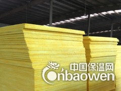 玻璃棉卷毡[1]是为适应大面积敷设需要而制成的卷材，除保持了保温隔热的特点外，还具有十分优异的减震、吸声特性，尤其对中低频和各种震动噪声均有良好的吸收效果，有利于减少噪声污染，改善工作环境。
这种材料在施工中还可根据需要任意剪裁，主要用于建筑室内，消声系统，交通工具，制冷设备，家用电器的减震、吸声、降噪处理，效果十分理想。
有铝箔贴面的玻璃棉毡，还具有较强的抗热辐射能力，是高温车间、控制室、机房内壁、隔间及平顶极好的内衬材料。
2主要规格编辑容重: 10-120kg/m3
厚度: 25-100mm
长度: 3m-20m
宽度: 1200mm
3技术指标编辑体积密度：24-74kg/m3 纤维直径：<8μm导热系数：≤0.0.042w/m.h.℃
厚度相关规格：1200×1200×20-80mm可协商1200×600×20-80mm可协商
安全使用温度：-120℃-400℃
