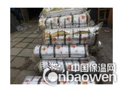 玻璃棉卷毡[1]是为适应大面积敷设需要而制成的卷材，除保持了保温隔热的特点外，还具有十分优异的减震、吸声特性，尤其对中低频和各种震动噪声均有良好的吸收效果，有利于减少噪声污染，改善工作环境。
这种材料在施工中还可根据需要任意剪裁，主要用于建筑室内，消声系统，交通工具，制冷设备，家用电器的减震、吸声、降噪处理，效果十分理想。
有铝箔贴面的玻璃棉毡，还具有较强的抗热辐射能力，是高温车间、控制室、机房内壁、隔间及平顶极好的内衬材料。
2主要规格编辑容重: 10-120kg/m3
厚度: 25-100mm
长度: 3m-20m
宽度: 1200mm
3技术指标编辑体积密度：24-74kg/m3 纤维直径：<8μm导热系数：≤0.0.042w/m.h.℃
厚度相关规格：1200×1200×20-80mm可协商1200×600×20-80mm可协商
安全使用温度：-120℃-400℃

