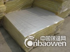 璃棉卷毡[1]是为适应大面积敷设需要而制成的卷材，除保持了保温隔热的特点外，还具有十分优异的减震、吸声特性，尤其对中低频和各种震动噪声均有良好的吸收效果，有利于减少噪声污染，改善工作环境。
这种材料在施工中还可根据需要任意剪裁，主要用于建筑室内，消声系统，交通工具，制冷设备，家用电器的减震、吸声、降噪处理，效果十分理想。
有铝箔贴面的玻璃棉毡，还具有较强的抗热辐射能力，是高温车间、控制室、机房内壁、隔间及平顶极好的内衬材料。
2主要规格编辑容重: 10-120kg/m3
厚度: 25-100mm
长度: 3m-20m
宽度: 1200mm
3技术指标编辑体积密度：24-74kg/m3 纤维直径：<8μm导热系数：≤0.0.042w/m.h.℃
厚度相关规格：1200×1200×20-80mm可协商1200×600×20-80mm可协商
安全使用温度：-120℃-