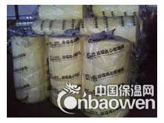 璃棉卷毡[1]是为适应大面积敷设需要而制成的卷材，除保持了保温隔热的特点外，还具有十分优异的减震、吸声特性，尤其对中低频和各种震动噪声均有良好的吸收效果，有利于减少噪声污染，改善工作环境。
这种材料在施工中还可根据需要任意剪裁，主要用于建筑室内，消声系统，交通工具，制冷设备，家用电器的减震、吸声、降噪处理，效果十分理想。
有铝箔贴面的玻璃棉毡，还具有较强的抗热辐射能力，是高温车间、控制室、机房内壁、隔间及平顶极好的内衬材料。
2主要规格编辑容重: 10-120kg/m3
厚度: 25-100mm
长度: 3m-20m
宽度: 1200mm
3技术指标编辑体积密度：24-74kg/m3 纤维直径：<8μm导热系数：≤0.0.042w/m.h.℃
厚度相关规格：1200×1200×20-80mm可协商1200×600×20-80mm可协商
安全使用温度：-120℃-