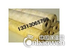 保温板是以玄武岩及其它天然矿石等为主要原料，经后天融化后，采用国际先进的四辊离心制棉工序，将玄武棉岩高温溶体甩拉成4～7μm的非连续性纤维，再在岩棉纤维中加入一定量的粘结剂、防尘油、憎水剂，经过沉降、固化、切割等工艺，根据不同用途制成不同密度的系列产品。岩棉保温板产品适用于工业设备、建筑、船舶的绝热、隔音等。
岩棉保温板广泛应用于船舶、冶金、电力、建筑等行业。本产品施工及安装便利、节能效果显著，具有很高的性能价格比。
船用和憎水岩棉保温板在生产时加入了憎水添加剂，具有良好的防潮性能。船用岩棉保温板：用于船舶的保温隔热和防火隔断；憎水岩棉板：用于车辆、移动设备、冷库工程、空调管道以及在潮湿环境中的保温防火以及对防潮有一定要求的应用场合。
建筑用岩棉板具有优良的防火、保温和吸音性能。它主要用于建筑墙体、屋顶的保温隔音；建筑隔墙、防火墙、防火门和电梯井的防火和降