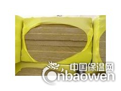 保温板是以玄武岩及其它天然矿石等为主要原料，经后天融化后，采用国际先进的四辊离心制棉工序，将玄武棉岩高温溶体甩拉成4～7μm的非连续性纤维，再在岩棉纤维中加入一定量的粘结剂、防尘油、憎水剂，经过沉降、固化、切割等工艺，根据不同用途制成不同密度的系列产品。岩棉保温板产品适用于工业设备、建筑、船舶的绝热、隔音等。
岩棉保温板广泛应用于船舶、冶金、电力、建筑等行业。本产品施工及安装便利、节能效果显著，具有很高的性能价格比。
船用和憎水岩棉保温板在生产时加入了憎水添加剂，具有良好的防潮性能。船用岩棉保温板：用于船舶的保温隔热和防火隔断；憎水岩棉板：用于车辆、移动设备、冷库工程、空调管道以及在潮湿环境中的保温防火以及对防潮有一定要求的应用场合。
建筑用岩棉板具有优良的防火、保温和吸音性能。它主要用于建筑墙体、屋顶的保温隔音；建筑隔墙、防火墙、防火门和电梯井的防火和降