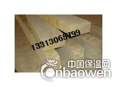 保温板是以玄武岩及其它天然矿石等为主要原料，经后天融化后，采用国际先进的四辊离心制棉工序，将玄武棉岩高温溶体甩拉成4～7μm的非连续性纤维，再在岩棉纤维中加入一定量的粘结剂、防尘油、憎水剂，经过沉降、固化、切割等工艺，根据不同用途制成不同密度的系列产品。岩棉保温板产品适用于工业设备、建筑、船舶的绝热、隔音等。
岩棉保温板广泛应用于船舶、冶金、电力、建筑等行业。本产品施工及安装便利、节能效果显著，具有很高的性能价格比。
船用和憎水岩棉保温板在生产时加入了憎水添加剂，具有良好的防潮性能。船用岩棉保温板：用于船舶的保温隔热和防火隔断；憎水岩棉板：用于车辆、移动设备、冷库工程、空调管道以及在潮湿环境中的保温防火以及对防潮有一定要求的应用场合。
建筑用岩棉板具有优良的防火、保温和吸音性能。它主要用于建筑墙体、屋顶的保温隔音；建筑隔墙、防火墙、防火门和电梯井的防火和降