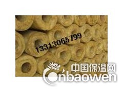 保温板是以玄武岩及其它天然矿石等为主要原料，经后天融化后，采用国际先进的四辊离心制棉工序，将玄武棉岩高温溶体甩拉成4～7μm的非连续性纤维，再在岩棉纤维中加入一定量的粘结剂、防尘油、憎水剂，经过沉降、固化、切割等工艺，根据不同用途制成不同密度的系列产品。岩棉保温板产品适用于工业设备、建筑、船舶的绝热、隔音等。
岩棉保温板广泛应用于船舶、冶金、电力、建筑等行业。本产品施工及安装便利、节能效果显著，具有很高的性能价格比。
船用和憎水岩棉保温板在生产时加入了憎水添加剂，具有良好的防潮性能。船用岩棉保温板：用于船舶的保温隔热和防火隔断；憎水岩棉板：用于车辆、移动设备、冷库工程、空调管道以及在潮湿环境中的保温防火以及对防潮有一定要求的应用场合。
建筑用岩棉板具有优良的防火、保温和吸音性能。它主要用于建筑墙体、屋顶的保温隔音；建筑隔墙、防火墙、防火门和电梯井的防火和降