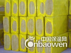 保温板是以玄武岩及其它天然矿石等为主要原料，经后天融化后，采用国际先进的四辊离心制棉工序，将玄武棉岩高温溶体甩拉成4～7μm的非连续性纤维，再在岩棉纤维中加入一定量的粘结剂、防尘油、憎水剂，经过沉降、固化、切割等工艺，根据不同用途制成不同密度的系列产品。岩棉保温板产品适用于工业设备、建筑、船舶的绝热、隔音等。
岩棉保温板广泛应用于船舶、冶金、电力、建筑等行业。本产品施工及安装便利、节能效果显著，具有很高的性能价格比。
船用和憎水岩棉保温板在生产时加入了憎水添加剂，具有良好的防潮性能。船用岩棉保温板：用于船舶的保温隔热和防火隔断；憎水岩棉板：用于车辆、移动设备、冷库工程、空调管道以及在潮湿环境中的保温防火以及对防潮有一定要求的应用场合。
建筑用岩棉板具有优良的防火、保温和吸音性能。它主要用于建筑墙体、屋顶的保温隔音；建筑隔墙、防火墙、防火门和电梯井的防火和降