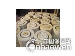 保温板是以玄武岩及其它天然矿石等为主要原料，经后天融化后，采用国际先进的四辊离心制棉工序，将玄武棉岩高温溶体甩拉成4～7μm的非连续性纤维，再在岩棉纤维中加入一定量的粘结剂、防尘油、憎水剂，经过沉降、固化、切割等工艺，根据不同用途制成不同密度的系列产品。岩棉保温板产品适用于工业设备、建筑、船舶的绝热、隔音等。
岩棉保温板广泛应用于船舶、冶金、电力、建筑等行业。本产品施工及安装便利、节能效果显著，具有很高的性能价格比。
船用和憎水岩棉保温板在生产时加入了憎水添加剂，具有良好的防潮性能。船用岩棉保温板：用于船舶的保温隔热和防火隔断；憎水岩棉板：用于车辆、移动设备、冷库工程、空调管道以及在潮湿环境中的保温防火以及对防潮有一定要求的应用场合。
建筑用岩棉板具有优良的防火、保温和吸音性能。它主要用于建筑墙体、屋顶的保温隔音；建筑隔墙、防火墙、防火门和电梯井的防火和降
