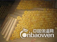 保温板是以玄武岩及其它天然矿石等为主要原料，经后天融化后，采用国际先进的四辊离心制棉工序，将玄武棉岩高温溶体甩拉成4～7μm的非连续性纤维，再在岩棉纤维中加入一定量的粘结剂、防尘油、憎水剂，经过沉降、固化、切割等工艺，根据不同用途制成不同密度的系列产品。岩棉保温板产品适用于工业设备、建筑、船舶的绝热、隔音等。
岩棉保温板广泛应用于船舶、冶金、电力、建筑等行业。本产品施工及安装便利、节能效果显著，具有很高的性能价格比。
船用和憎水岩棉保温板在生产时加入了憎水添加剂，具有良好的防潮性能。船用岩棉保温板：用于船舶的保温隔热和防火隔断；憎水岩棉板：用于车辆、移动设备、冷库工程、空调管道以及在潮湿环境中的保温防火以及对防潮有一定要求的应用场合。
建筑用岩棉板具有优良的防火、保温和吸音性能。它主要用于建筑墙体、屋顶的保温隔音；建筑隔墙、防火墙、防火门和电梯井的防火和降