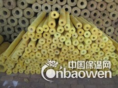 保温板是以玄武岩及其它天然矿石等为主要原料，经后天融化后，采用国际先进的四辊离心制棉工序，将玄武棉岩高温溶体甩拉成4～7μm的非连续性纤维，再在岩棉纤维中加入一定量的粘结剂、防尘油、憎水剂，经过沉降、固化、切割等工艺，根据不同用途制成不同密度的系列产品。岩棉保温板产品适用于工业设备、建筑、船舶的绝热、隔音等。
岩棉保温板广泛应用于船舶、冶金、电力、建筑等行业。本产品施工及安装便利、节能效果显著，具有很高的性能价格比。
船用和憎水岩棉保温板在生产时加入了憎水添加剂，具有良好的防潮性能。船用岩棉保温板：用于船舶的保温隔热和防火隔断；憎水岩棉板：用于车辆、移动设备、冷库工程、空调管道以及在潮湿环境中的保温防火以及对防潮有一定要求的应用场合。
建筑用岩棉板具有优良的防火、保温和吸音性能。它主要用于建筑墙体、屋顶的保温隔音；建筑隔墙、防火墙、防火门和电梯井的防火和降