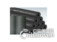橡塑保温管具有很高的弹性，因而能最大限度地减少冷冻水和热水管道在使用过程中的振 动和 共振。 同时橡塑保温管具又有良好的绕性及韧性，施工中容易处理弯曲和不规则的管道，而且可以省工省料。

编辑摘要
 　　安装方便，外形美观　因本产品富柔软性，安装简易方便。管道安装：可套上后一起安装，也可将本管材纵向切开后再用铝箔胶带粘合而成。对阀门、三通、弯头等复杂部件，可将板材裁剪后，按不同形状包上粘合，确保整个系统的严密性，从而保证了整个系统的保温性。又因本材料外表有橡胶的光滑平整，以及它本身的优异性能，不需另加隔汽层，防护层，减少了施工中的麻烦，也保证了外形美观、平整。当设备或管道检修时，剥离下来的本材料可重复使用，性能不变。 

　　其它优点　橡塑保温管使用起来十分安全，既不会刺激皮肤，也不会危害健康。它们能防止霉菌生长，避免害虫或老鼠啮咬，而且耐酸抗碱，性能优越。这些性能使华美橡塑成为保护管道的理想绝热材料，防止它们因大气介质或工业环境而受到腐蚀。适用温度范围广（-40℃至105℃）耐候性良好，经久实用，具有优良的防火阻燃效果。 

　　橡塑保温管・板：导热系数，在0℃时不超过0.034W/m・k。 

　　表面放热系数达到9W/m2k 

　　橡塑保温板：具有优异的抗水汽渗透能力 湿阻μ≥5,000 既是保温层又是防潮层。 

　　橡塑保温