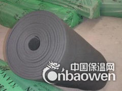 橡塑保温管具有很高的弹性，因而能最大限度地减少冷冻水和热水管道在使用过程中的振 动和 共振。 同时橡塑保温管具又有良好的绕性及韧性，施工中容易处理弯曲和不规则的管道，而且可以省工省料。

编辑摘要
 　　安装方便，外形美观　因本产品富柔软性，安装简易方便。管道安装：可套上后一起安装，也可将本管材纵向切开后再用铝箔胶带粘合而成。对阀门、三通、弯头等复杂部件，可将板材裁剪后，按不同形状包上粘合，确保整个系统的严密性，从而保证了整个系统的保温性。又因本材料外表有橡胶的光滑平整，以及它本身的优异性能，不需另加隔汽层，防护层，减少了施工中的麻烦，也保证了外形美观、平整。当设备或管道检修时，剥离下来的本材料可重复使用，性能不变。 

　　其它优点　橡塑保温管使用起来十分安全，既不会刺激皮肤，也不会危害健康。它们能防止霉菌生长，避免害虫或老鼠啮咬，而且耐酸抗碱，性能优越。这些性能使华美橡塑成为保护管道的理想绝热材料，防止它们因大气介质或工业环境而受到腐蚀。适用温度范围广（-40℃至105℃）耐候性良好，经久实用，具有优良的防火阻燃效果。 

　　橡塑保温管・板：导热系数，在0℃时不超过0.034W/m・k。 

　　表面放热系数达到9W/m2k 

　　橡塑保温板：具有优异的抗水汽渗透能力 湿阻μ≥5,000 既是保温层又是防潮层。 

　　橡塑保温