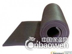 橡塑保温管具有很高的弹性，因而能最大限度地减少冷冻水和热水管道在使用过程中的振 动和 共振。 同时橡塑保温管具又有良好的绕性及韧性，施工中容易处理弯曲和不规则的管道，而且可以省工省料。

编辑摘要
 　　安装方便，外形美观　因本产品富柔软性，安装简易方便。管道安装：可套上后一起安装，也可将本管材纵向切开后再用铝箔胶带粘合而成。对阀门、三通、弯头等复杂部件，可将板材裁剪后，按不同形状包上粘合，确保整个系统的严密性，从而保证了整个系统的保温性。又因本材料外表有橡胶的光滑平整，以及它本身的优异性能，不需另加隔汽层，防护层，减少了施工中的麻烦，也保证了外形美观、平整。当设备或管道检修时，剥离下来的本材料可重复使用，性能不变。 

　　其它优点　橡塑保温管使用起来十分安全，既不会刺激皮肤，也不会危害健康。它们能防止霉菌生长，避免害虫或老鼠啮咬，而且耐酸抗碱，性能优越。这些性能使华美橡塑成为保护管道的理想绝热材料，防止它们因大气介质或工业环境而受到腐蚀。适用温度范围广（-40℃至105℃）耐候性良好，经久实用，具有优良的防火阻燃效果。 

　　橡塑保温管・板：导热系数，在0℃时不超过0.034W/m・k。 

　　表面放热系数达到9W/m2k 

　　橡塑保温板：具有优异的抗水汽渗透能力 湿阻μ≥5,000 既是保温层又是防潮层。 

　　橡塑保温