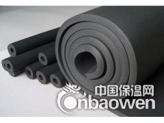 橡塑保温管具有很高的弹性，因而能最大限度地减少冷冻水和热水管道在使用过程中的振 动和 共振。 同时橡塑保温管具又有良好的绕性及韧性，施工中容易处理弯曲和不规则的管道，而且可以省工省料。

编辑摘要
 　　安装方便，外形美观　因本产品富柔软性，安装简易方便。管道安装：可套上后一起安装，也可将本管材纵向切开后再用铝箔胶带粘合而成。对阀门、三通、弯头等复杂部件，可将板材裁剪后，按不同形状包上粘合，确保整个系统的严密性，从而保证了整个系统的保温性。又因本材料外表有橡胶的光滑平整，以及它本身的优异性能，不需另加隔汽层，防护层，减少了施工中的麻烦，也保证了外形美观、平整。当设备或管道检修时，剥离下来的本材料可重复使用，性能不变。 

　　其它优点　橡塑保温管使用起来十分安全，既不会刺激皮肤，也不会危害健康。它们能防止霉菌生长，避免害虫或老鼠啮咬，而且耐酸抗碱，性能优越。这些性能使华美橡塑成为保护管道的理想绝热材料，防止它们因大气介质或工业环境而受到腐蚀。适用温度范围广（-40℃至105℃）耐候性良好，经久实用，具有优良的防火阻燃效果。 

　　橡塑保温管・板：导热系数，在0℃时不超过0.034W/m・k。 

　　表面放热系数达到9W/m2k 

　　橡塑保温板：具有优异的抗水汽渗透能力 湿阻μ≥5,000 既是保温层又是防潮层。 

　　橡塑保温