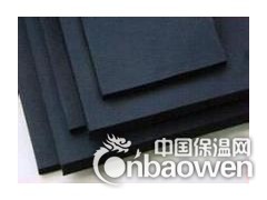 橡塑保温管具有很高的弹性，因而能最大限度地减少冷冻水和热水管道在使用过程中的振 动和 共振。 同时橡塑保温管具又有良好的绕性及韧性，施工中容易处理弯曲和不规则的管道，而且可以省工省料。

编辑摘要
 　　安装方便，外形美观　因本产品富柔软性，安装简易方便。管道安装：可套上后一起安装，也可将本管材纵向切开后再用铝箔胶带粘合而成。对阀门、三通、弯头等复杂部件，可将板材裁剪后，按不同形状包上粘合，确保整个系统的严密性，从而保证了整个系统的保温性。又因本材料外表有橡胶的光滑平整，以及它本身的优异性能，不需另加隔汽层，防护层，减少了施工中的麻烦，也保证了外形美观、平整。当设备或管道检修时，剥离下来的本材料可重复使用，性能不变。 

　　其它优点　橡塑保温管使用起来十分安全，既不会刺激皮肤，也不会危害健康。它们能防止霉菌生长，避免害虫或老鼠啮咬，而且耐酸抗碱，性能优越。这些性能使华美橡塑成为保护管道的理想绝热材料，防止它们因大气介质或工业环境而受到腐蚀。适用温度范围广（-40℃至105℃）耐候性良好，经久实用，具有优良的防火阻燃效果。 

　　橡塑保温管・板：导热系数，在0℃时不超过0.034W/m・k。 

　　表面放热系数达到9W/m2k 

　　橡塑保温板：具有优异的抗水汽渗透能力 湿阻μ≥5,000 既是保温层又是防潮层。 

　　橡塑保温