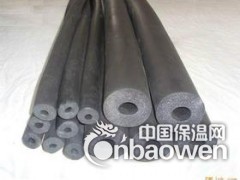 橡塑保温管具有很高的弹性，因而能最大限度地减少冷冻水和热水管道在使用过程中的振 动和 共振。 同时橡塑保温管具又有良好的绕性及韧性，施工中容易处理弯曲和不规则的管道，而且可以省工省料。

编辑摘要
 　　安装方便，外形美观　因本产品富柔软性，安装简易方便。管道安装：可套上后一起安装，也可将本管材纵向切开后再用铝箔胶带粘合而成。对阀门、三通、弯头等复杂部件，可将板材裁剪后，按不同形状包上粘合，确保整个系统的严密性，从而保证了整个系统的保温性。又因本材料外表有橡胶的光滑平整，以及它本身的优异性能，不需另加隔汽层，防护层，减少了施工中的麻烦，也保证了外形美观、平整。当设备或管道检修时，剥离下来的本材料可重复使用，性能不变。 

　　其它优点　橡塑保温管使用起来十分安全，既不会刺激皮肤，也不会危害健康。它们能防止霉菌生长，避免害虫或老鼠啮咬，而且耐酸抗碱，性能优越。这些性能使华美橡塑成为保护管道的理想绝热材料，防止它们因大气介质或工业环境而受到腐蚀。适用温度范围广（-40℃至105℃）耐候性良好，经久实用，具有优良的防火阻燃效果。 

　　橡塑保温管・板：导热系数，在0℃时不超过0.034W/m・k。 

　　表面放热系数达到9W/m2k 

　　橡塑保温板：具有优异的抗水汽渗透能力 湿阻μ≥5,000 既是保温层又是防潮层。 

　　橡塑保温