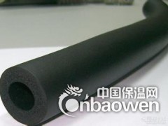 橡塑保温管具有很高的弹性，因而能最大限度地减少冷冻水和热水管道在使用过程中的振 动和 共振。 同时橡塑保温管具又有良好的绕性及韧性，施工中容易处理弯曲和不规则的管道，而且可以省工省料。

编辑摘要
 　　安装方便，外形美观　因本产品富柔软性，安装简易方便。管道安装：可套上后一起安装，也可将本管材纵向切开后再用铝箔胶带粘合而成。对阀门、三通、弯头等复杂部件，可将板材裁剪后，按不同形状包上粘合，确保整个系统的严密性，从而保证了整个系统的保温性。又因本材料外表有橡胶的光滑平整，以及它本身的优异性能，不需另加隔汽层，防护层，减少了施工中的麻烦，也保证了外形美观、平整。当设备或管道检修时，剥离下来的本材料可重复使用，性能不变。 

　　其它优点　橡塑保温管使用起来十分安全，既不会刺激皮肤，也不会危害健康。它们能防止霉菌生长，避免害虫或老鼠啮咬，而且耐酸抗碱，性能优越。这些性能使华美橡塑成为保护管道的理想绝热材料，防止它们因大气介质或工业环境而受到腐蚀。适用温度范围广（-40℃至105℃）耐候性良好，经久实用，具有优良的防火阻燃效果。 

　　橡塑保温管・板：导热系数，在0℃时不超过0.034W/m・k。 

　　表面放热系数达到9W/m2k 

　　橡塑保温板：具有优异的抗水汽渗透能力 湿阻μ≥5,000 既是保温层又是防潮层。 

　　橡塑保温